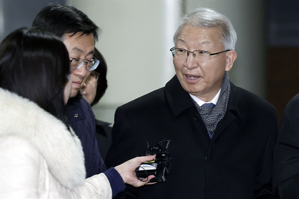 70여개 혐의 '전부 <b>무죄</b>' <b>양승태</b> 전 <b>대법원장</b> "재판부에 경의"