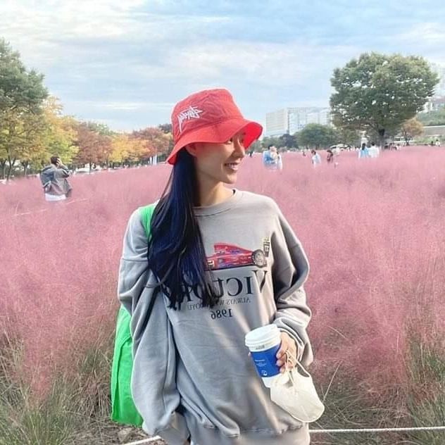  배우 안지혜가 선택한 스트릿 감성의 버킷햇과 함께 여자 맨투맨 스웻셔츠 패션 추천
