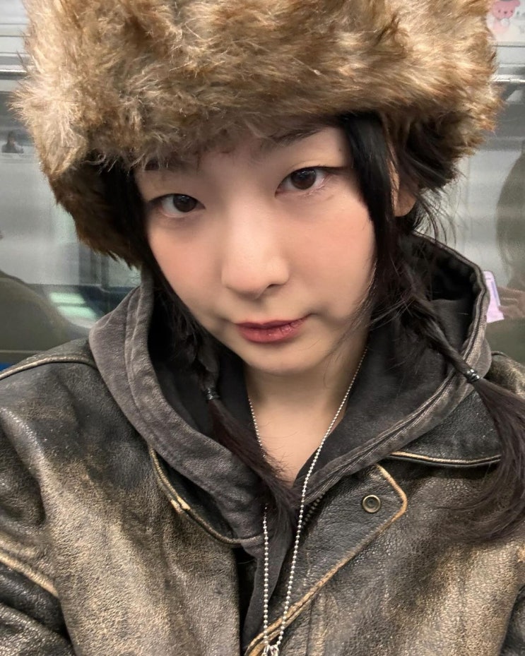 레드벨벳 슬기, 때 타고 낡은 것의 매력...'갬성' 충만한 빈티지룩 레드벨벳 슬기, 때 타고 낡은 것의 매력...'갬성' 충만한 빈티지룩