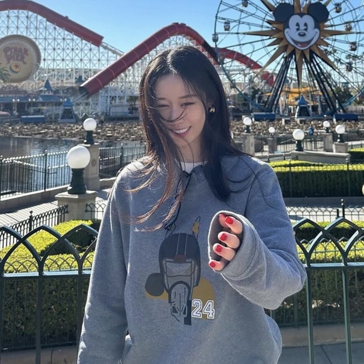  가격 들으면 놀라는 지연 황제균 디즈니랜드 데이트룩 에르메스 회색 니트