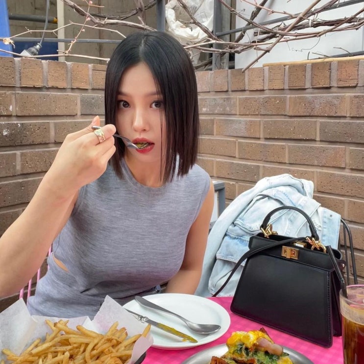  20대 여자 회사원들의 명품백으로 까꿍스런 귀여움이 가득한 명품 브랜드 펜디 피카부 여성 가방 추천 w. 고민시
