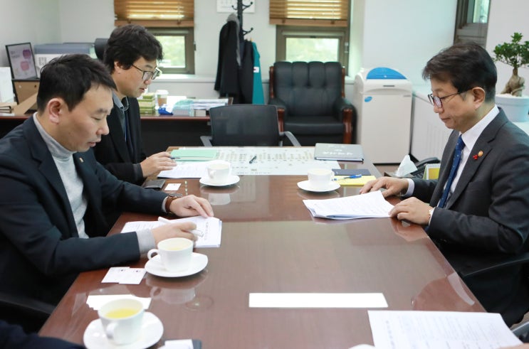 <b>김용민</b> 국회<b>의원</b>, 박상우 국토교통부 장관 만나 지역 현안 논의...