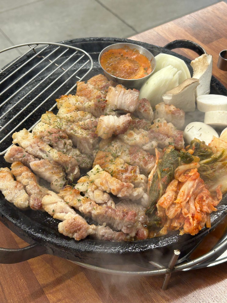  이천시내 근처 맛집 구워주는 고깃집 추천 ‘꽃삼겹‘