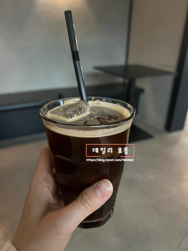  대구 동대구역 근처 대형 트리가 예쁘던 카페 유어프레즌트 동대구점 내돈내산 후기