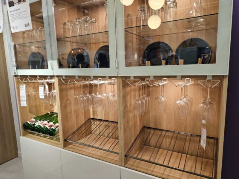 이케아 홈카페 수납장 키친타올 와인잔 걸이 거치대 활용한 주방인테리어