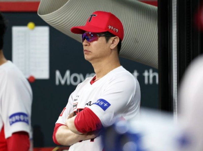 김종국 감독(기아 타이거즈) 직무 정지 - '금품수수' '배임수재' 등의 혐의'로 수사당국 조사, ....