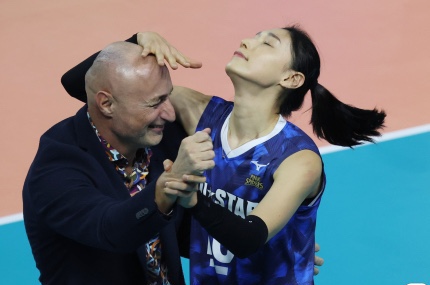 <b>김연경</b>의 감독과 함께 <b>커플</b>댄스…V리그 올스타전 팬들을... 