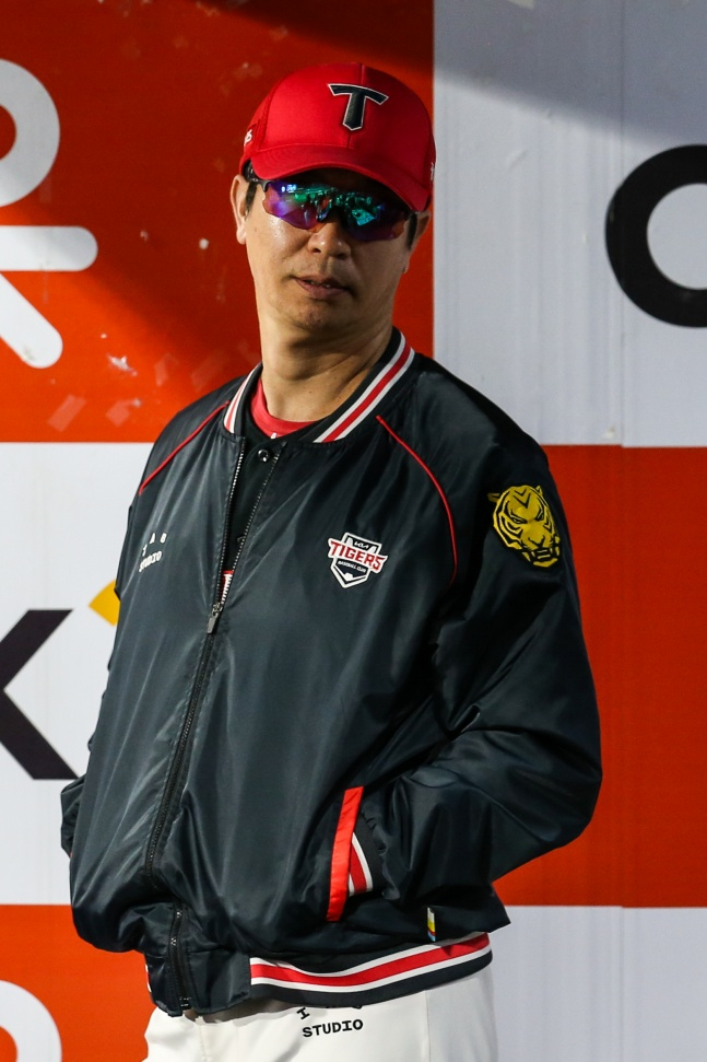 '금품수수 의혹' <b>김종국</b> KIA 타이거즈 <b>감독</b>, 전격 <b>직무정지</b>... 
