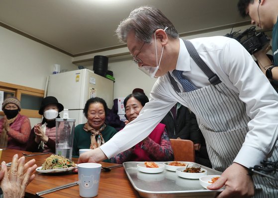 ‘간병비 급여화’ ‘경로당 무상급식’…‘실버 공약’에 재정 멍든다 ‘간병비 급여화’ ‘경로당 무상급식’…‘실버 공약’에 재정 멍든다