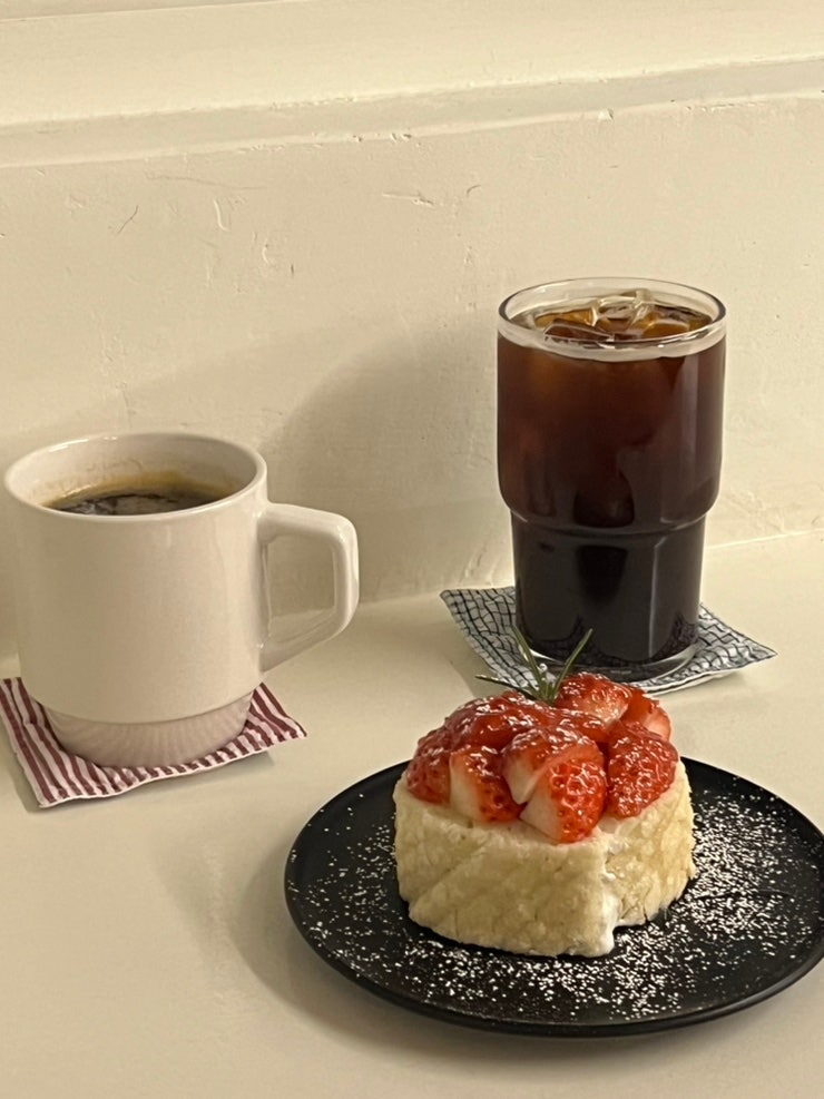  합정 카페 콘드(kond) 딸기머랭롤 디저트 예쁘고 맛있는 카페