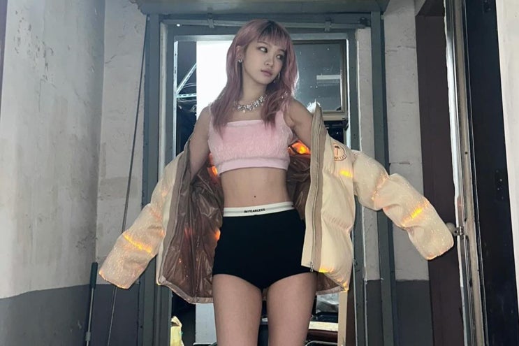 <b>르세라핌 김채원</b> 팬츠리스룩 보다 눈길가는 반짝반짝 빛나는... 