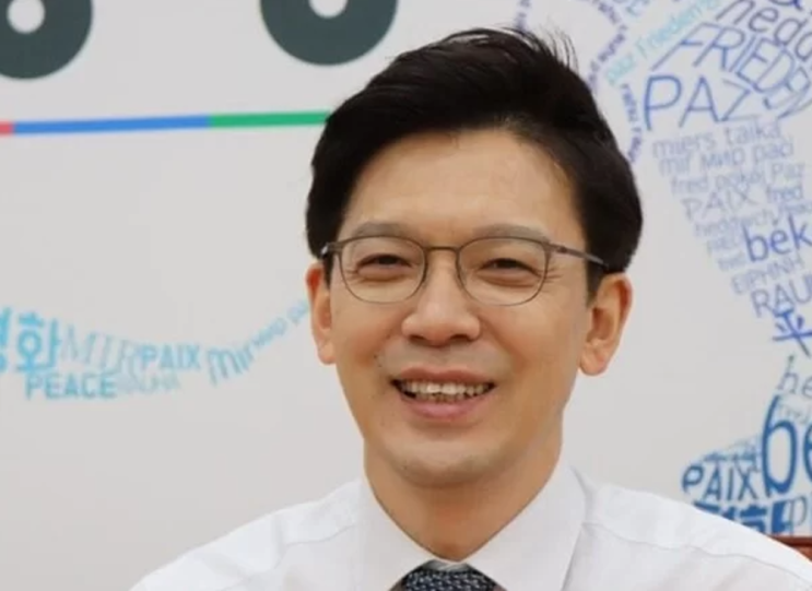 '<b>성희롱</b> 논란' <b>현근택</b> 민주연구원 부원장, 명예훼손 혐의 피소