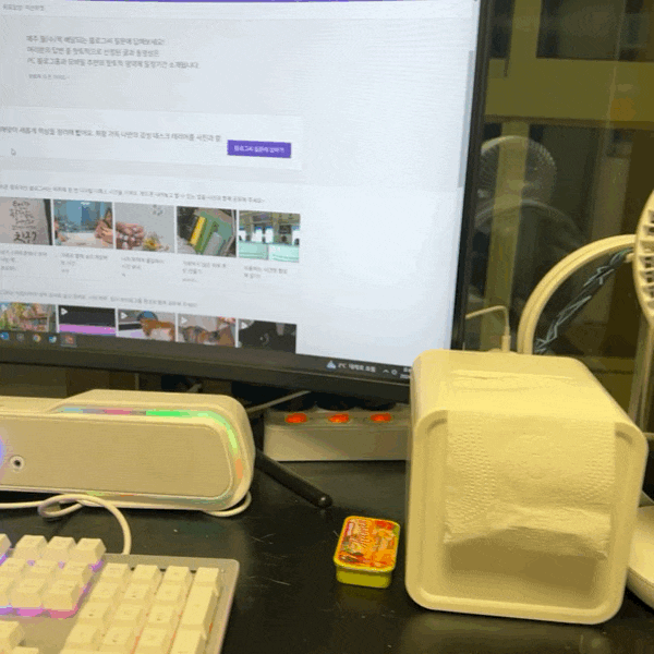  블랙 앤 화이트 조합의 블로그 포스팅 작업 책상