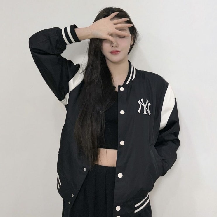 오마이걸 유아의 힙한 MLB 바시티 자켓 정보