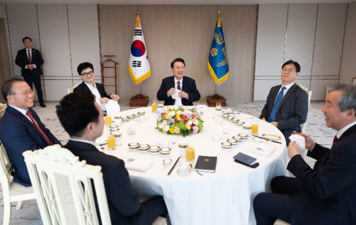 윤석열 <b>대통령</b>, <b>한동훈</b>과 <b>오찬</b> "민생 개선 위해 당정, 배가의... 