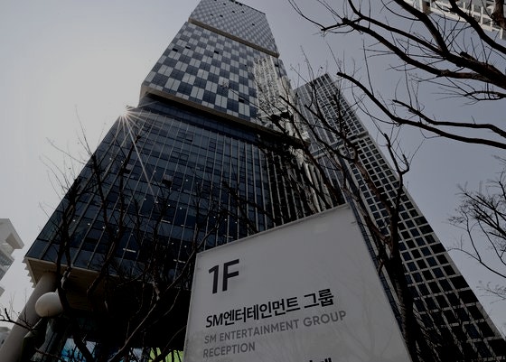  다시 소란스러운 SM엔터테인먼트, 결국 경영진 물갈이 준비하는 카카오 - 한때 SM엔터테인먼트의 NC소프트 매각설까지 … 카카오 "사실무근"
