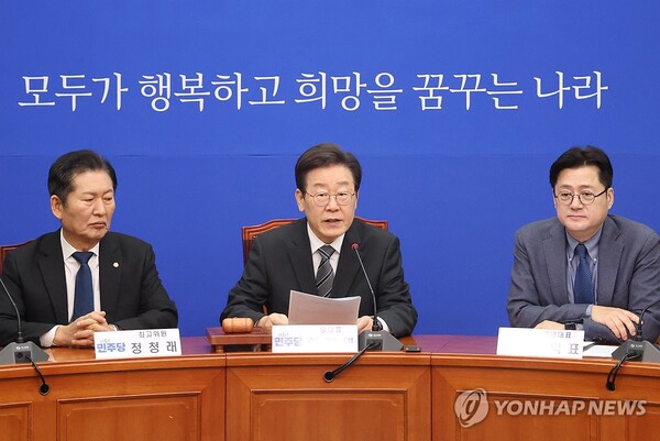 흔들리는 <b>이재명</b>의 리더십, 전 당원 투표로 ‘<b>선거제</b>’... 