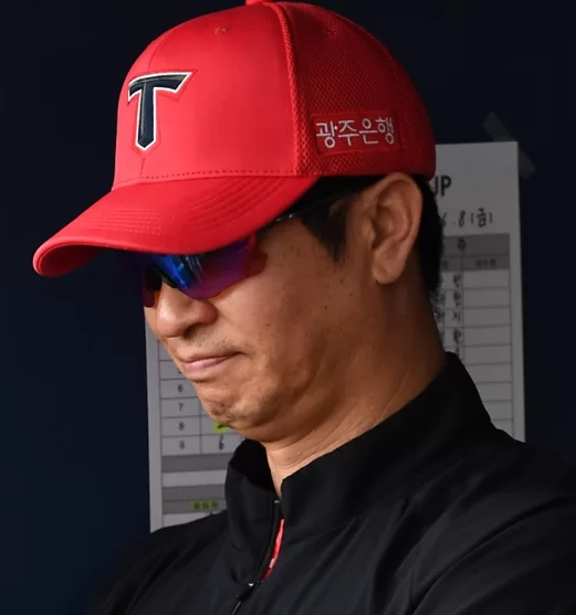 KIA 타이거즈 <b>감독</b> 장전석 단장 배임수재 혐의 <b>구속 영장</b> 뜻 이유