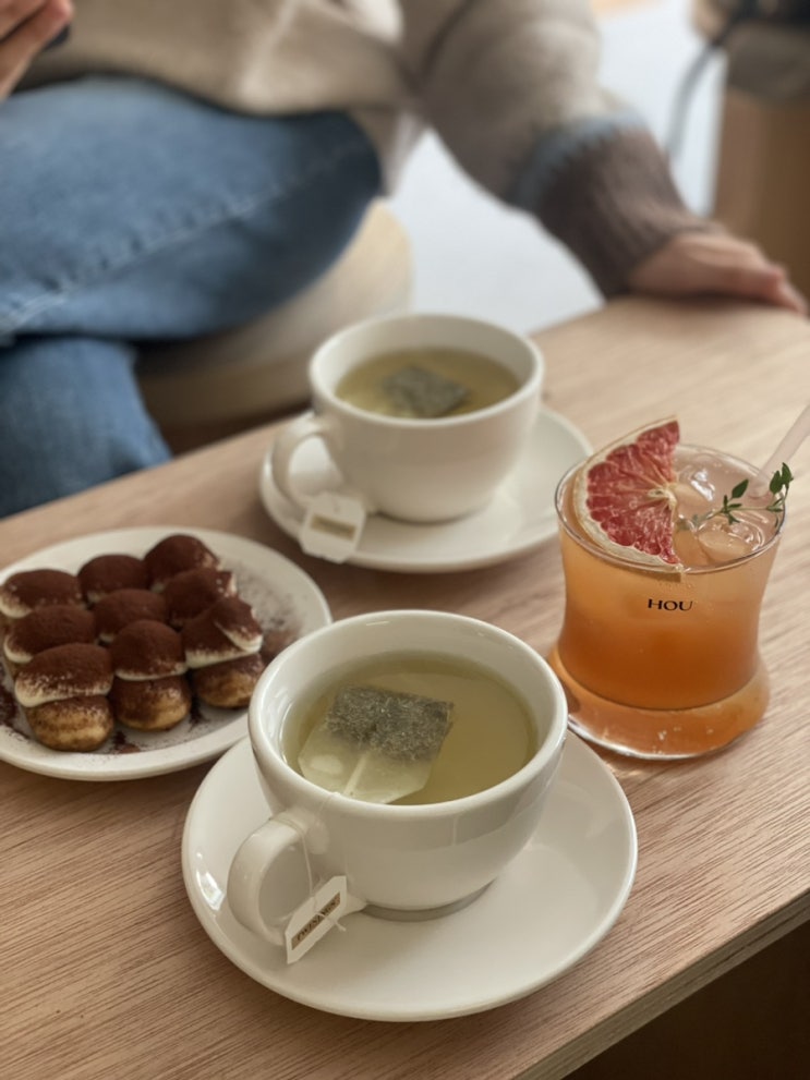  [수원역카페] 의자는 불편해도 티라미수가 맛있는 <호우커피바> | 수원역 카페 추천, 떠들기 좋은 카페