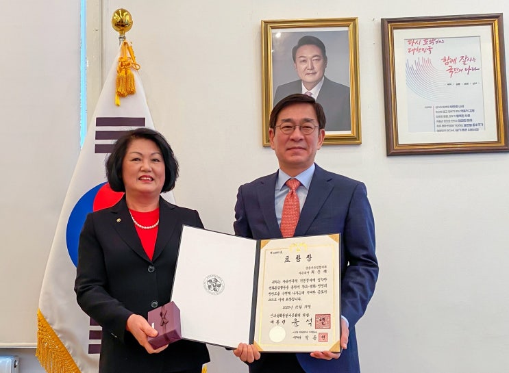 표창 받아        민주평통의장 <b>대통령</b> 표창장을 함상욱<b>대사</b>가 전달