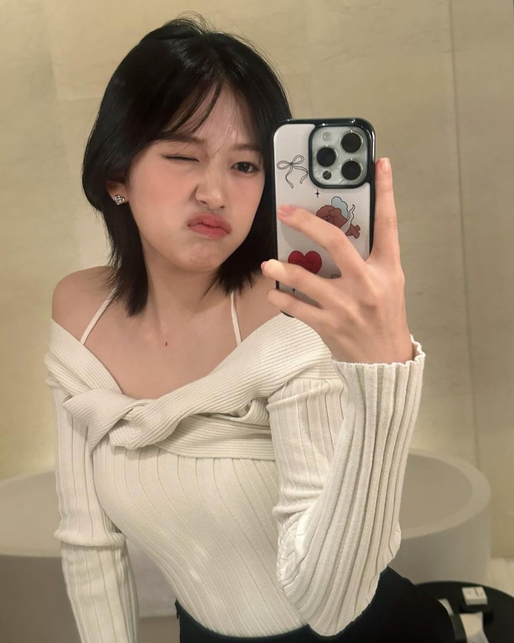 아이브 안유진, 찌푸린 표정에도 살아남는 이목구비...눈부신 단발 여신 아이브 안유진, 찌푸린 표정에도 살아남는 이목구비...눈부신 단발 여신