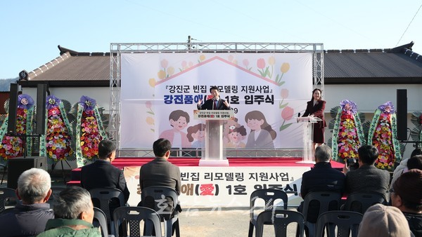  강진품애 1호 첫 귀촌 가족 입주, 주거·일자리·육아 강진 살기 패키지 “이러니 안 반해?”