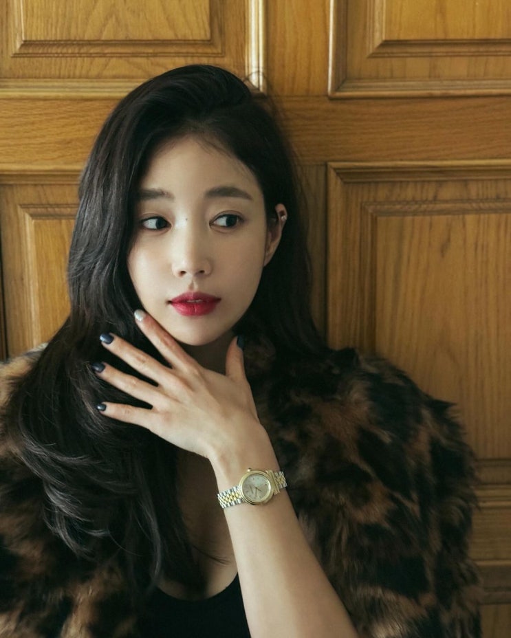  40대 여성들에게 고급스럽고 우아한 분위기를 선사하는 간치니가 함께한 금 손목 시계로 명품 브랜드 페라가모 여자 타임피스 추천