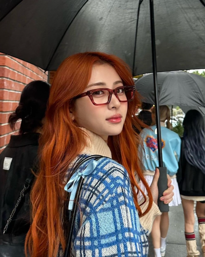  24년 여자 패션 트렌드로 유행하는 레트로한 꾸안꾸 룩인 긱시크를 완성해줄 연예인 뿔테 안경 추천