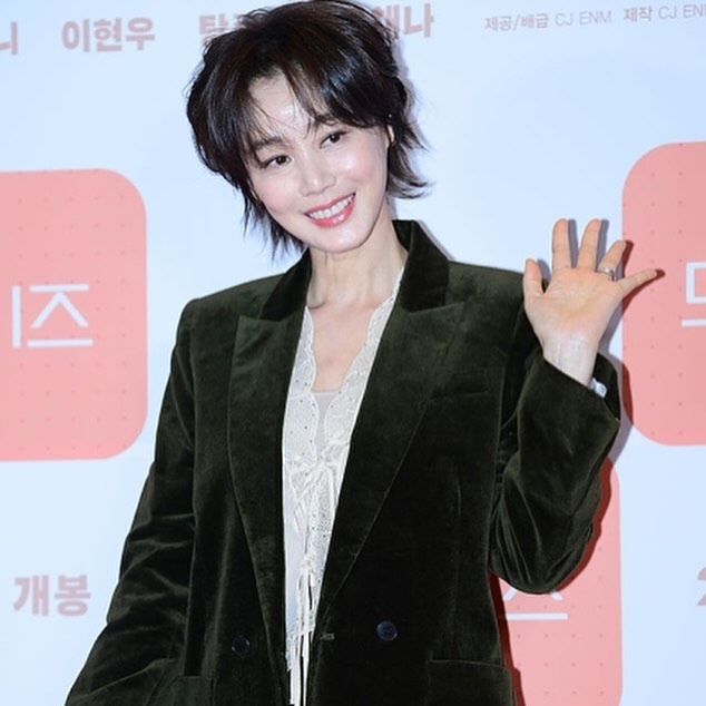 방부제 외모! 50대 김성령의 자딕앤볼테르 벨벳 블레이저 자켓 바지여자 셋업 정보 방부제 외모! 50대 김성령의 자딕앤볼테르 벨벳 블레이저 자켓 바지여자 셋업 정보
