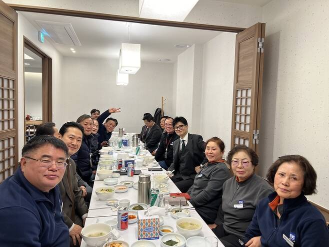 돈 살포한 <b>한동훈</b>, <b>청소</b> 아줌마·경비 아저씨 점심 쐈다…“패딩... 