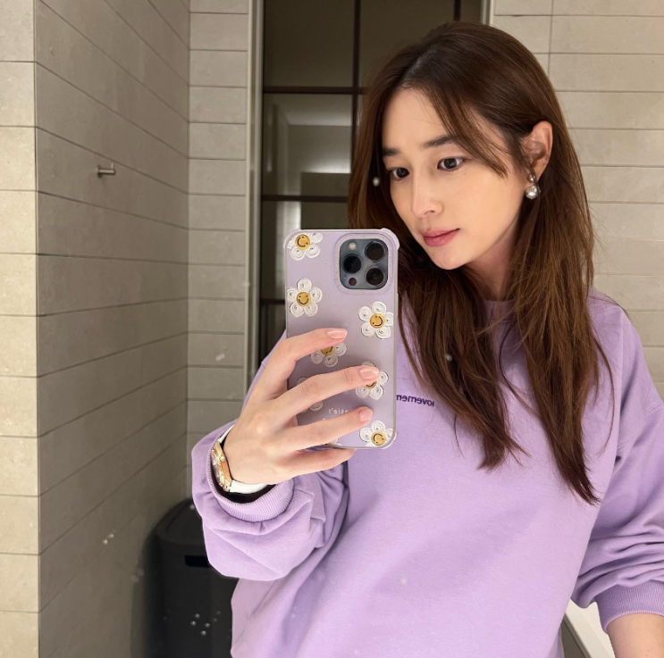  엄마들이 아이와 함께 편하게 신기 좋은 발 편한 여성 워킹화로 푸마의 푹신한 여자 운동화 추천 w. 이민정 패션