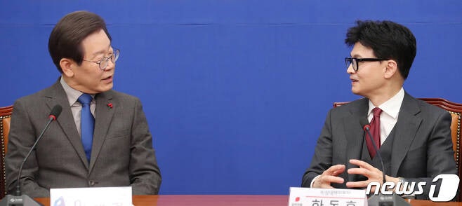 <b>이재명</b> "청산 대상은 검사 <b>독재</b>" <b>한동훈</b> "법카 질문 도망... 