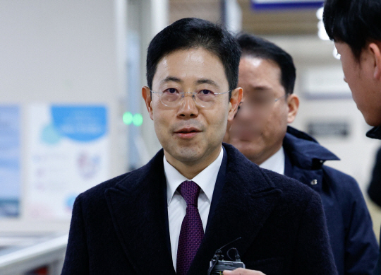 '<b>고발사주</b>' <b>손준성</b>, 공무상 비밀누설 등 유죄…징역 1년