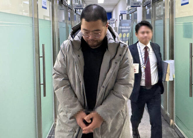 '해외 도주' <b>최영환</b> 前시<b>의원</b>, 자수해 인천공항서 <b>체포</b>