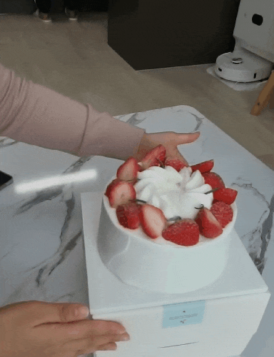  홍제역 카페 호풀리 생딸기 케이크 (ft. 집들이 선물)