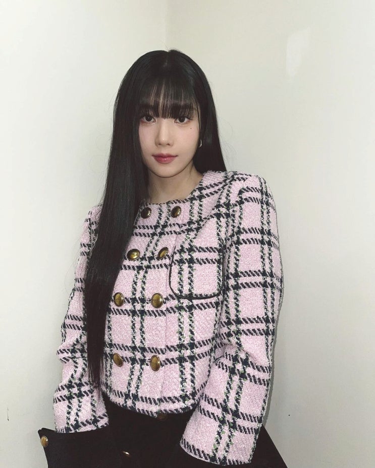  여자 20대 결혼식 하객룩 패션에 매력적으로 다가올 핑크 트위드 크롭 체크 자켓 투피스 셋업 패션 w. 권은비
