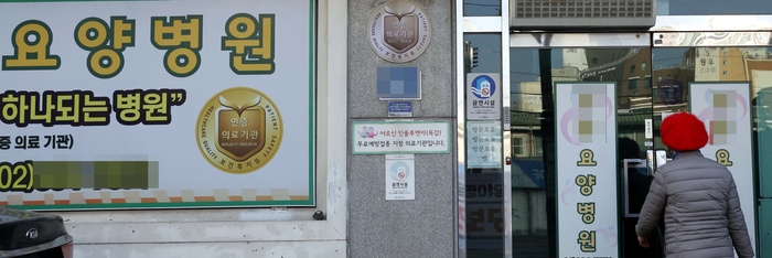 요양보호사가 치매 엄마 뺨 때려도…10명중 8명 “대안 없어” 발동동 요양보호사가 치매 엄마 뺨 때려도…10명중 8명 “대안 없어” 발동동