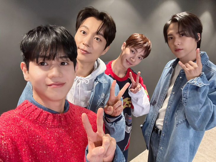 ‘<b>15주년</b>’ <b>하이라이트</b>, 올 봄 완전체 컴백한다…“앨범 준비... 