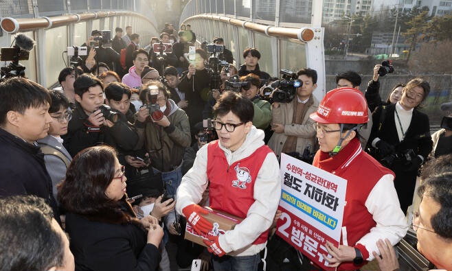 <b>한동훈</b> "<b>수원</b> 등 원하는 지역 철도 <b>지하화</b>...재원은 민자 유치로"
