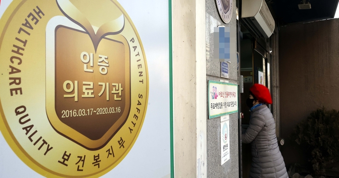 요양병원 한달 입원비 100만원 ‘훌쩍’…“싼 곳에 모실 수도 없고” 한숨 요양병원 한달 입원비 100만원 ‘훌쩍’…“싼 곳에 모실 수도 없고” 한숨