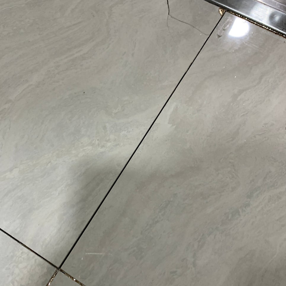 현관 바닥 깨진타일 1장만 교체 가능한 곳