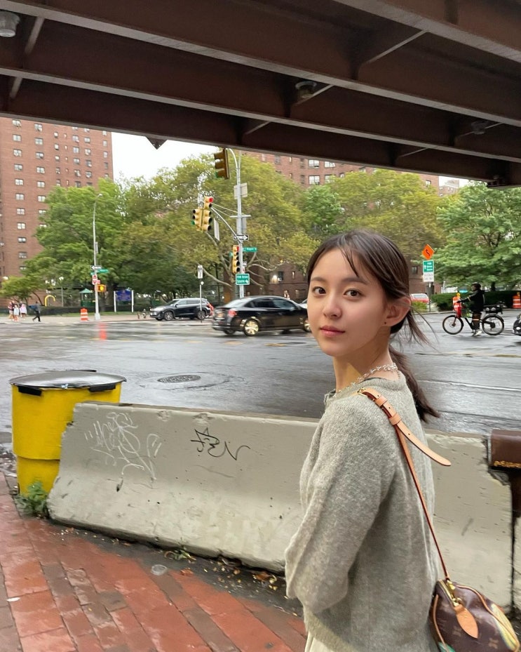  여자 화이트 컬러의 흰색 스니커즈로 명품 브랜드 발렌티노의 대표적인 여성 어글리슈즈 VL7N W. 박지후