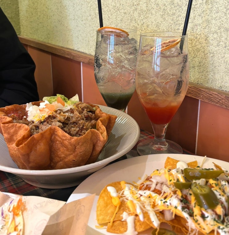  홍대입구역 맛집 샐러드로우앤트라타 타코 포케 점심 데이트