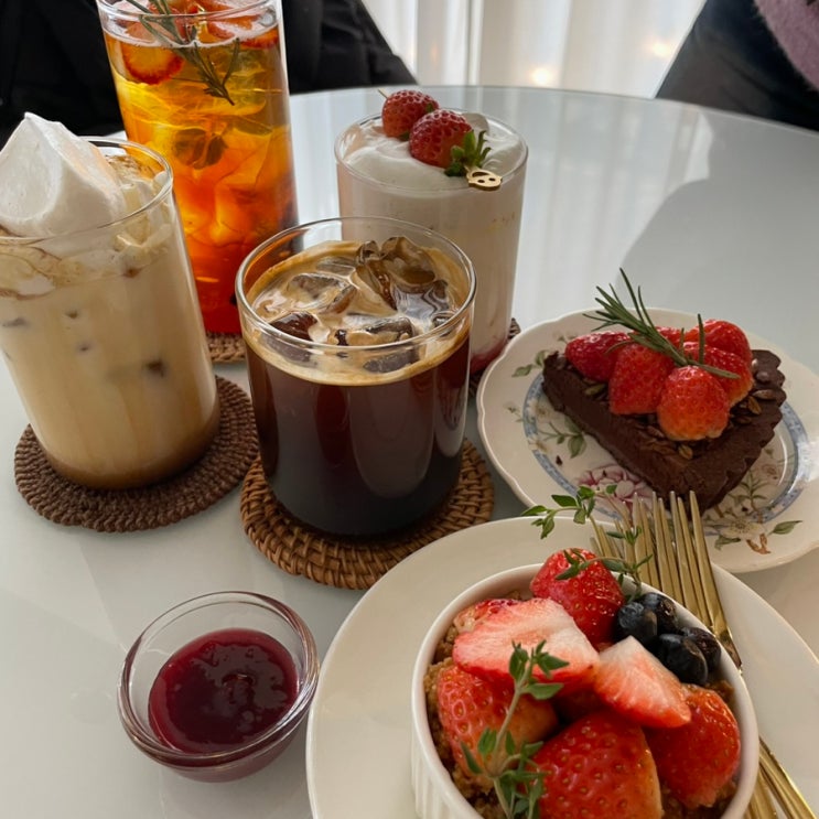  홍대/연남동 아기자기 감성카페 딸기 디저트 맛집,작당모의 ㅈㄷㅁㅇ::작당모의 라떼,작당모의 홍차,바닐라크림라떼,아이스 아메리카노,딸기타르트,보올케이크