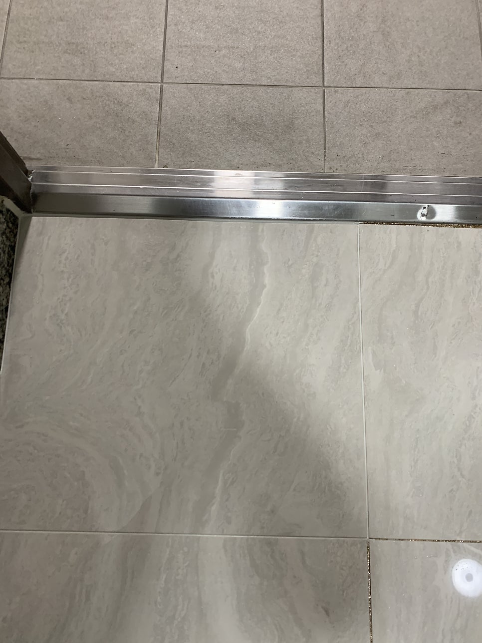 현관 바닥 깨진타일 1장만 교체 가능한 곳