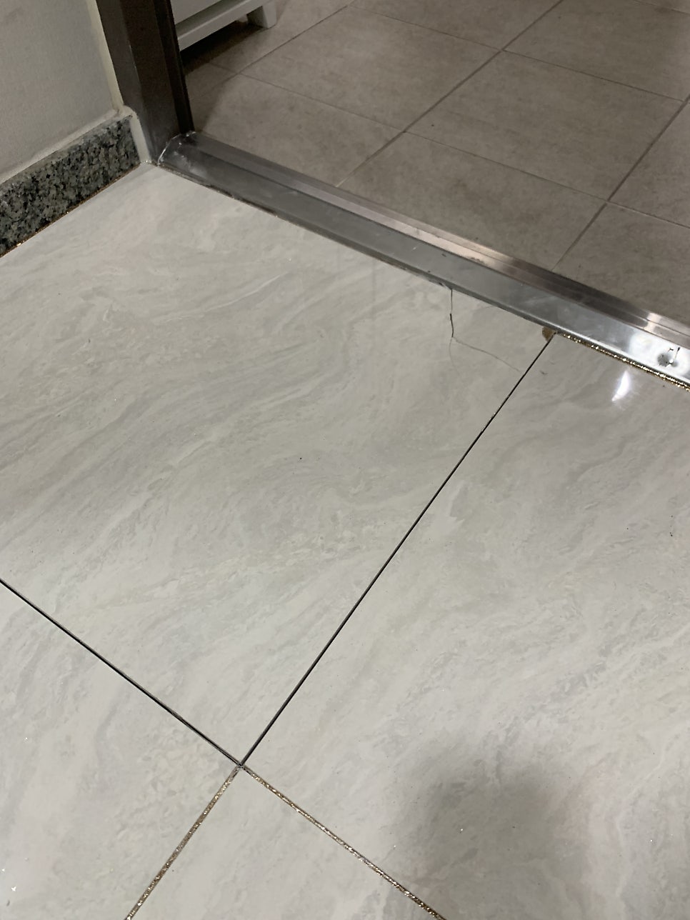 현관 바닥 깨진타일 1장만 교체 가능한 곳