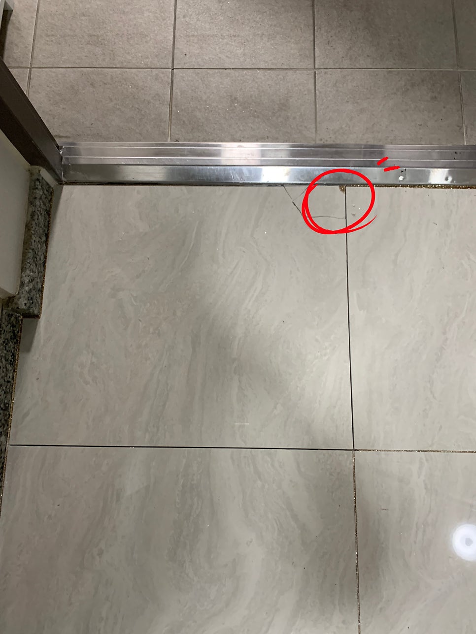 현관 바닥 깨진타일 1장만 교체 가능한 곳