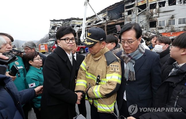 <b>한동훈</b>·이재명·이준석 일제히 <b>문경</b>에…'안전' 한목소리 강조