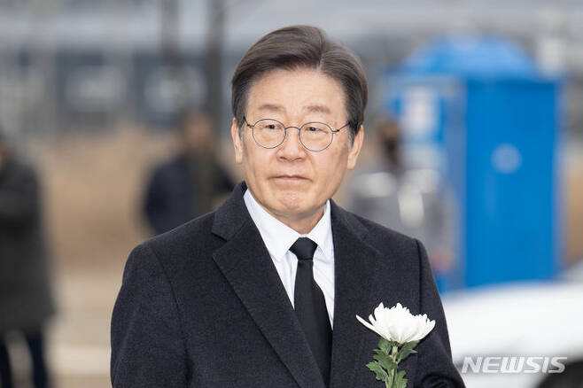 이재명 대표, 문경 화재 현장 찾아 "<b>소방관</b>도 <b>안전한 나라</b>... 