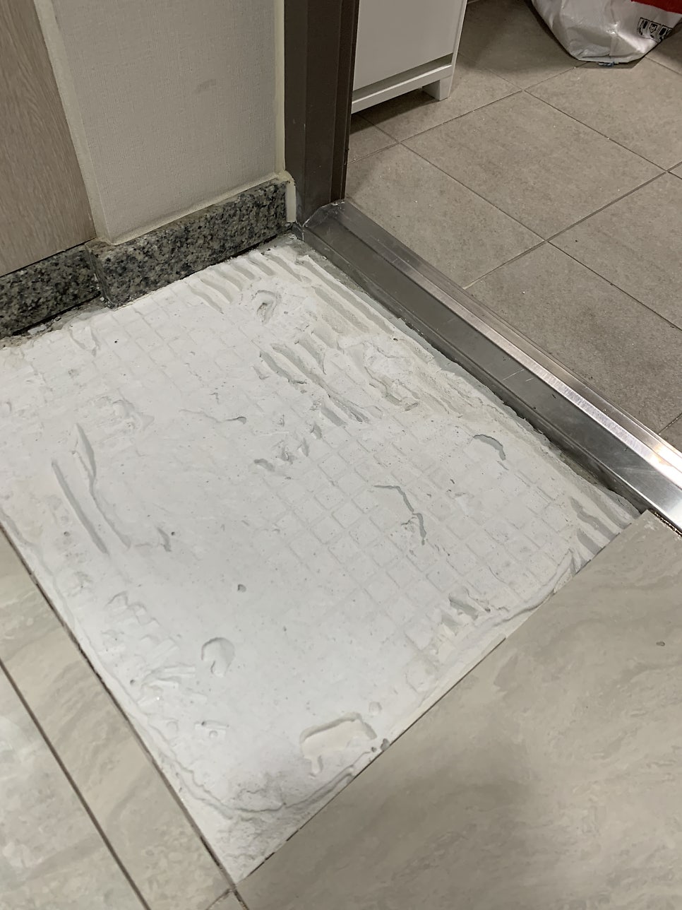현관 바닥 깨진타일 1장만 교체 가능한 곳